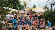 Gedränge am See: Alle warten auf die Ankunft der Fliegerstaffel.