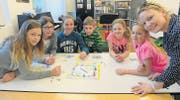Spielerischer Zugang zur Musik: Schülerinnen und Schüler im Basic-Atelier an der Musikschule Weinfelden mit Lehrerin Kristin Thielemann. (Bild: Nana do Carmo)