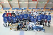 Die Kinder stellen sich mit den Cracks und Schiedsrichtern zum Gruppenbild auf. (Bilder: Nana do Carmo)