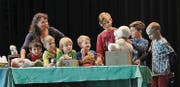 Die Kinder führen mit Claudine Kölbener ihre Geschichten auf.