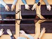 Den Unternehmen fehlen IT-Spezialisten. Trotzdem interessieren sich nur wenige Ostschweizer Jugendliche für ein Informatikstudium. (Bild: Getty)