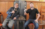Martin Romer und Martin Höhener wollen im «Schäfli» einen Treffpunkt für Jung und Alt schaffen. (Bild: Karin Erni)