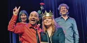 Moderator Karim Slama feiert mit der Königin Katie Freudenschuss auf der Bühne von «Die Krönung» im Gemeindezentrum in Aadorf. (Bilder: Rudolf Steiner)