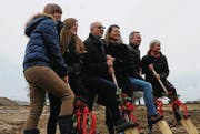 Greifen zum Spaten: Marion Ammann, Diana Ammann, Markus Ammann, Brigitta Ammann, Christian Meng und Joy Bächle. (Bild: Rita Kohn)