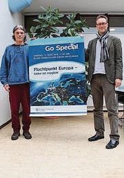 Jmerio Pianari und Gunnar Brendler posieren mit dem Plakat für den Gottesdienst. (Bild: Nicole D'Orazio)