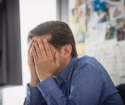 Verzweifelt am Bürotisch: 35 Prozent der Befragten gaben an, dass die Arbeit sie psychisch belaste. (Bild: Hanspeter Schiess)