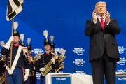 Donald Trump, President of the United States of America, right, applauds next to The Landwehr of Fribourg, a historic marching band of the Swiss canton and the city of Fribourg, before adressing a plenary session during the 48th Annual Meeting of the World Economic Forum, WEF, in Davos, Switzerland, Friday, January 26, 2018. The meeting brings together entrepreneurs, scientists, corporate and political leaders in Davos, January 23 to 26. (KEYSTONE/Laurent Gillieron) (Bild: LAURENT GILLIERON (KEYSTONE))