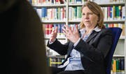 Klare Gedanken, klare Gesten: Kerstin Odendahl ist eine brillante Wissensvermittlerin, wofür sie die HSG-Studenten mit dem Teaching Award auszeichneten. (Bild: Benjamin Manser)