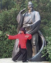 2015 in den Wudang-Bergen: Daniela Limoncelli zeigt die Figur namens Zhang San Feng. (Bild: PD)