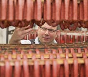 Metzgermeister Philipp Metzger kreiert jeden Monat eine spezielle Wurst – die Extrawurst. (Bild: PD)