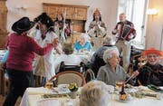 Ausgelassenes, fasnächtliches Treiben herrschte am Freitagmittag im Schloss Berg. (Bild: Christoph Lampart)