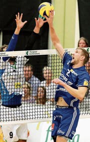 Einen Tick besser: Amriswils Kanadier Joshua Howatson (rechts) steigt am Netz hoch. Näfels’ Pole Jakub Radomski versucht vergeblich, ihn zu blocken. (Bild: Mario Gaccioli)