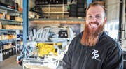 Noch fehlen Motor, Fahrwerk und Karosserie: Philippe Rötheli steht in seiner Werkstatt vor dem Chassis seines 2006er-Mitsubishi Lancer Evo VIII. (Bild: Olaf Kühne)