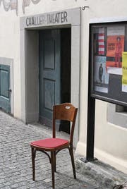 Das Chällertheater setzt mit roten Kissen aus Wiler Filz neue Akzente. (Bild: Ursula Ammann)