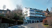Verdichtetes Quartier: neues Mehrfamilienhaus zwischen Einfamilienhäusern am Sulzberg in Rorschacherberg. (Bild: Fritz Bichsel)