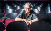 Von der Mutter hat sie das Eigenwillige, vom Vater den Humor: Katja Früh im Zuschauerraum des Casinotheaters Winterthur. (Bild: Urs Bucher)