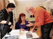 Nach der Lesung signiert Yvonn Scherrer Bücher. (Bild: Manuela Olgiati)