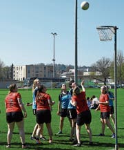 Gespannt schauen die Spielerinnen dem Ball nach, ob er den Weg in den Korb findet. (Bild: Yvonne Aldrovandi-Schläpfer)