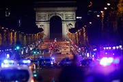 Grosseinsatz der Polizei auf den Pariser Champs-Elysées nach den Todesschüssen auf einen Beamten. (Bild: IAN LANGSDON (EPA))