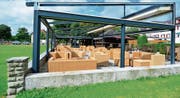 Der Gastrounternehmer muss diesen Pavillon mit Hüttenbar rückbauen. Die Anlage im Kastaniengarten kann stehenbleiben. (Bild: Max Eichenberger)