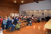 Kirchbürger Walter Studer kritisiert an der Versammlung im Kirchgemeindehaus öffentlich die Vorsteherschaft. (Bild: Annina Flaig)