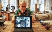 In seinem Töpferatelier in Fischingen zeigt Bruder Pierre ein Foto von seinem Aufenthalt in Osttimor. (Bild: Maya Heizmann)