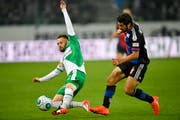 Andreas Wittwer (links) luchst dem Basler Davide Calla den Ball ab. (Bild: GIAN EHRENZELLER (KEYSTONE))