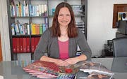Die Weinfelder Autorin Sanela Egli mit Exemplaren ihrer Werke. (Bild: Lukas Hutter)