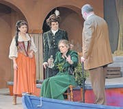 Zenobia, die mannstolle Vertraute der Gräfin, erholt sich mit einem kräftigen Schluck aus der Flasche von ihrer Entführung. (Bild: Operette Balzers)
