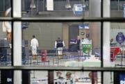 Türkische Kriminaltechniker arbeiten nach dem Terroranschlag in der Eingangshalle des Atatürk-Flughafens in Istanbul. (Bild: ky/Sedat Suna)
