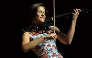 Franziska Wiese mit ihrer Violine. (Bild: Rudolf Steiner)