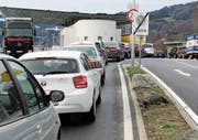 An der Rheintaler Grenze stehen weder das Personal noch die Verkehrsinfrastruktur zur Verfügung, um die Freigrenze für Einkaufstouristen zu senken. (Bild: Illustration: Patrick Steiger)