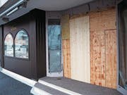 Der Eingang des Geschäftes ist derzeit provisorisch mit Brettern abgedeckt. (Bild: Angelina Donati)