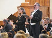 Die Solistin Sigrid Plundrich mit ihrem hellen Sopran und Solist Christian Büchel mit seinem volltönenden Bariton begeisterten das Publikum in der vollbesetzten evangelischen Kirche Buchs. (Bild: Katharina Rutz)