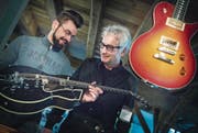 Pat Kasper und Gerry Meier begutachten eine Gitarre in ihrem neuen Musikgeschäft. (Bild: Andrea Stalder)