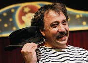 Holt den alten Zylinder hervor: Lucas Cadonau sorgt als Clown Pepe für Lacher. (Bild: Donato Caspari)