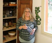 Claudia Kühnis in ihrer Ritualwerkstatt. Hier will sie mit ihren Kunden arbeiten. (Bild: Perrine Woodtli)
