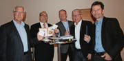 Sind bereit für ein flächendeckendes Glasfasernetz (von links): Projektleiter Rudolf Peter, Markus Schlatter von der Leucom Stafag AG, Sven Guyer von der Swisscom, Gemeindepräsident Roland Hardegger und Gemeinderat Urs Flammer. (Bild: Ursula Ammann)