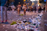 A wie Abfall: Nach dem Ende des Umzugs haben die Mitarbeiter des Zürcher Entsorgungsamts jeweils alle Hände voll zu tun. Berge mit Abfall bleiben von der grössten Techno-Parade der Welt zurück. 98 Tonnen waren es allein im letzten Jahr. Wahlweise grösstes oder zweitgrösstes Ärgernis an der Parade (siehe Urin) sind Scherben von zerschlagenen Flaschen. Die Veranstalter setzen deshalb seit zwei Jahren auf Glassammelteams. (Bild: Keystone)
