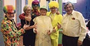 Die Mitglieder des Wiler Ortsbürgerrats freuen sich mit ihrem ehemaligen Ratsschreiber Jürg Zurbriggen (Mitte) über dessen Ernennung zur Ehrenbürgerwurst 2018. (Bild: PD)