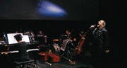 To the dark side of the moon: «Sie waren alle allein», schreit Daniel Rohr im Phönix-Theater Steckborn. (Bild: Dieter Langhart)