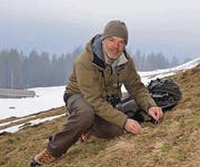 Wildhüter Urs Büchler sucht einen geeigneten Lebensraum in Nesslau nach Spuren von Auerhühnern ab. (Bilder: Katharina Rutz)