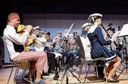 Passend zum Thema «Auf hoher See» haben sich die Musikanten der MG Märstetten gekleidet. (Bild: Werner Lenzin)