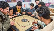 Im Kaffeetreff in Kreuzlingen spielen Flüchtlinge Carambole. (Bild: Andrea Stalder (Andrea Stalder))