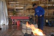 Wie der Beruf des Schmiedes wurde an der 600-Jahr-Feier in Urnäsch verschiedenes Handwerk präsentiert. (Bild: Bruno Eisenhut)