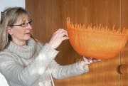 Elisabeth Schumacher zeigt eine ihrer Wachsschalen. Mit einer Kerze darin, erzeugt die Schale ein wunderbares Schattenspiel. (Bild: Salome Merz)