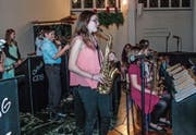 Die Romanshorner Swing Kids spielen in der evangelischen Kirche in Aadorf. (Bild: Kurt Lichtensteiger)
