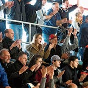 Die Anhänger des EHC Frauenfeld jubeln nach dem 1:0-Führungstreffer. (Bild: Andreas Taverner)