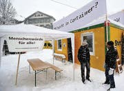 Abgewiesene Asylbewerber zeigen, wie sie untergebracht sind. (Bild: Reto Martin)