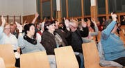 Über Rechnung und Budget stimmen die Homburger Schulbürger offen ab – im Gegensatz zum Antrag der Interessengemeinschaft Einheitsgemeinde Homburg, über den geheim abgestimmt wird. (Bild: Judith Meyer)